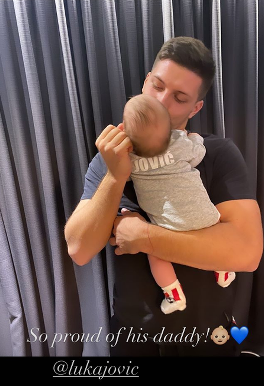 Sofija je pozirala uz raskošno drvce i pokazala zavidnu figuru