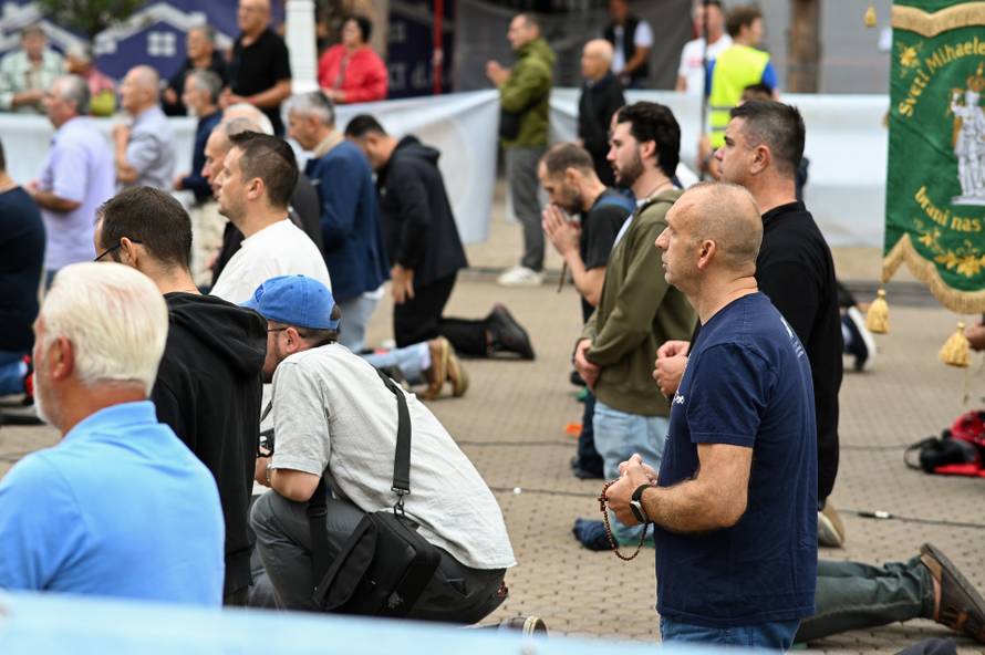 Zagreb: Muška molitva krunice na Trgu bana Josipa Jelačića
