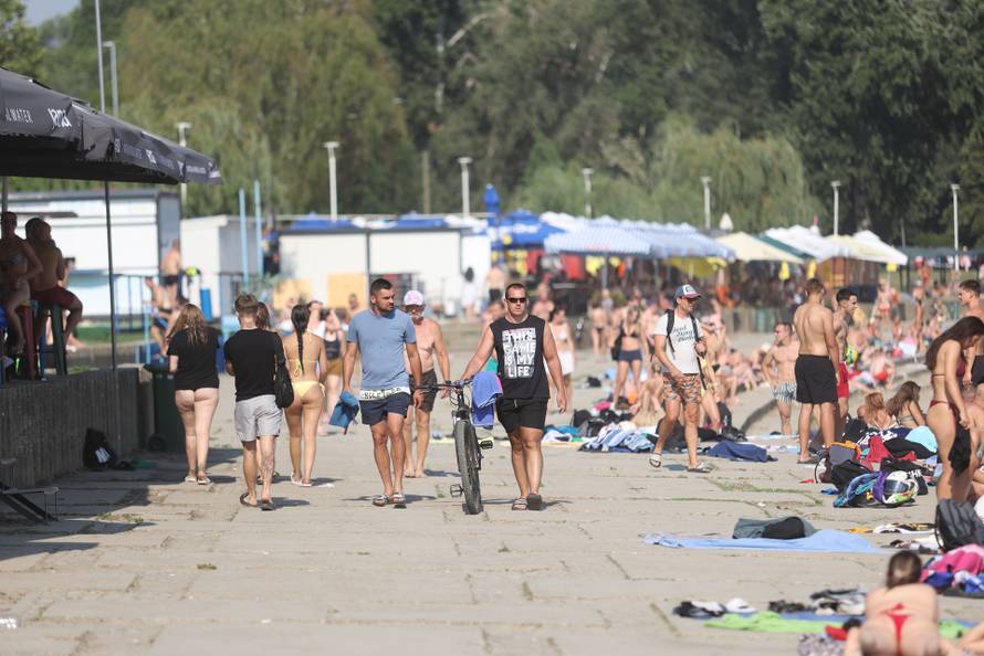 Osijek: Velika temperature je natjerala građane da potraže rashlađenje na Dravi