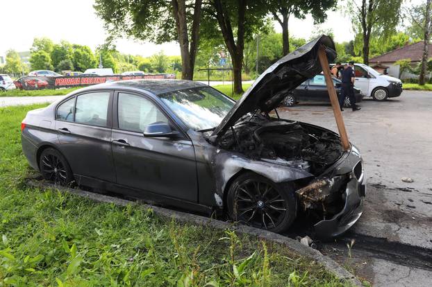 Karlovac: Ispred stambene zgrade izgorio BMW