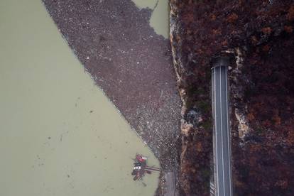 Pogled iz zraka na tisuće kubika otpada koji je zagadilo rijeku Drinu