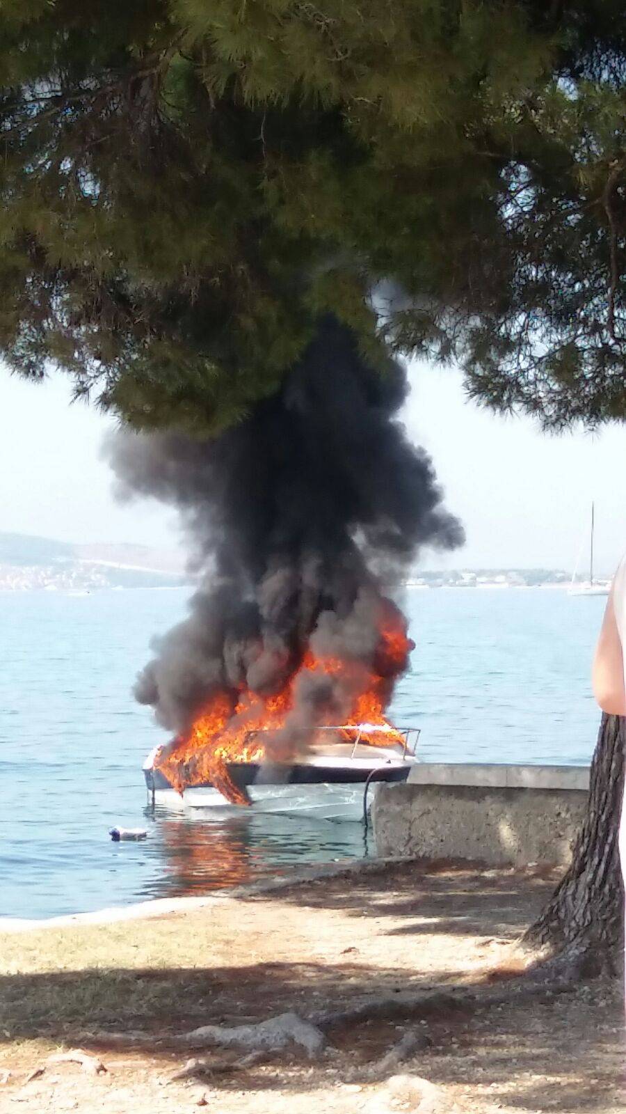 Gliser se zapalio u  moru pokraj plaže u Kašel Starom i izgorio