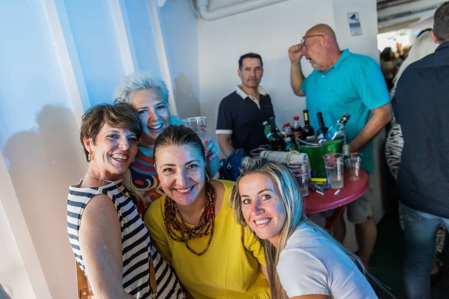 Split: Koncert u čast Oliveru Dragojeviću  na trajektu za Velu Luku