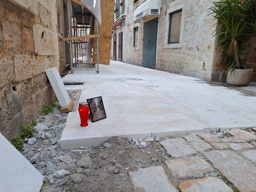 FOTO Trogirani se pozdravljaju sa starom ulicom, na pločama su ostavili lampaš i staru sliku