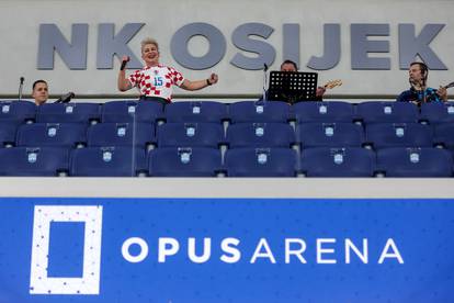 Osijek: Indira zabavljala publiku prije početka susreta Hrvatske i Turske