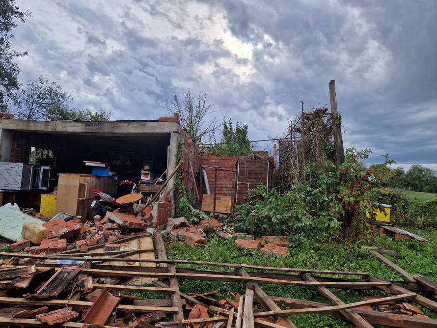 Oluja 'poharala' četiri županije: Mnoge kuće su bez krovova, a neka manja mjesta i bez struje