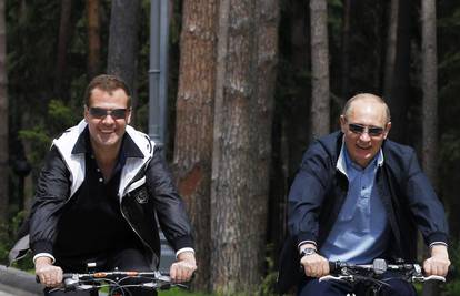 Medvedev i Putin na biciklima odlučivali tko će voditi zemlju?