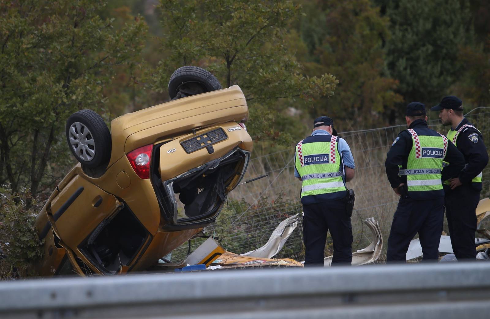 Prometna nesreća u Dugopolju, automobil sletio s ceste, jedna osoba izgubila život