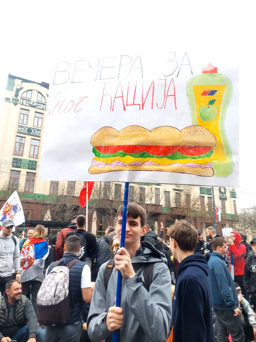 Prosvjed završio izgredima. Oglasio se Vučić: Bilo je 107.000 ljudi i nije korišten zvučni top!