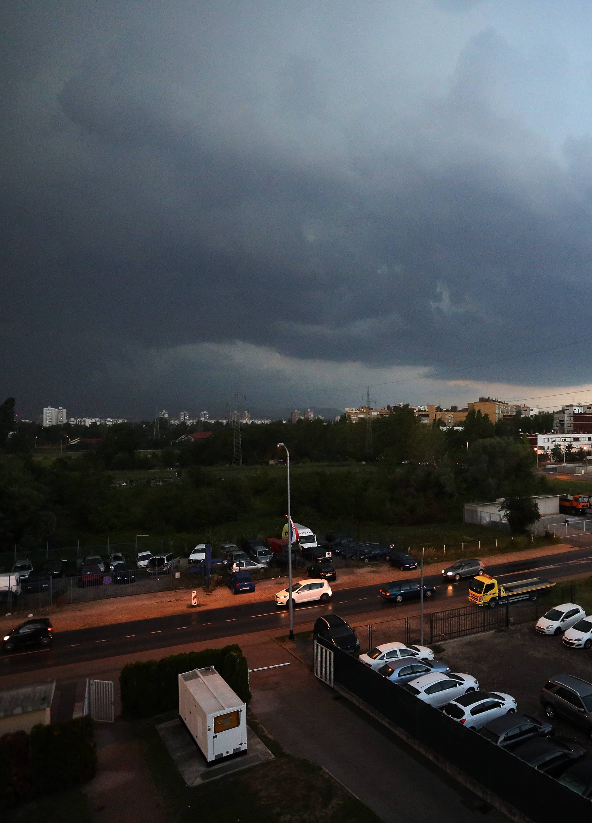 Jak vjetar čupao stabla, valovi u Selcu napola potopili brodicu