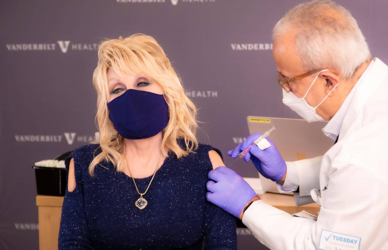 Dolly Parton se cijepila protiv korona virusa: 'Želim poručiti svima da i vi to trebate učiniti'