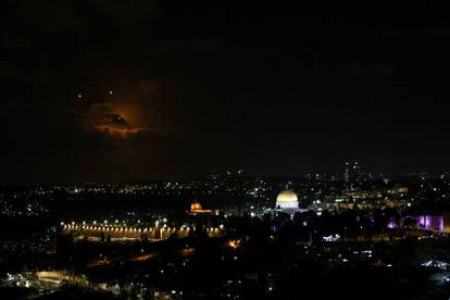 FOTO Neke su iranski napadi zatekli na ulici. Iron Dome rušio projektile. U Teheranu slavili