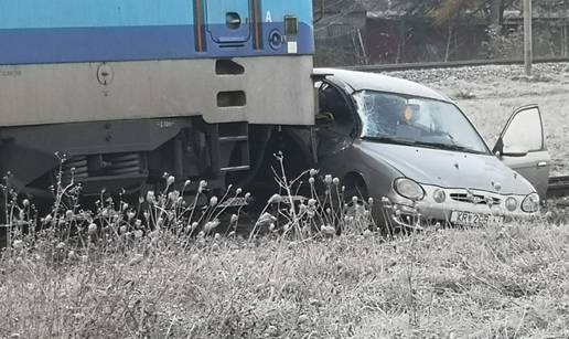 Vlak udario auto: Vozač loše procijenio i završio u bolnici