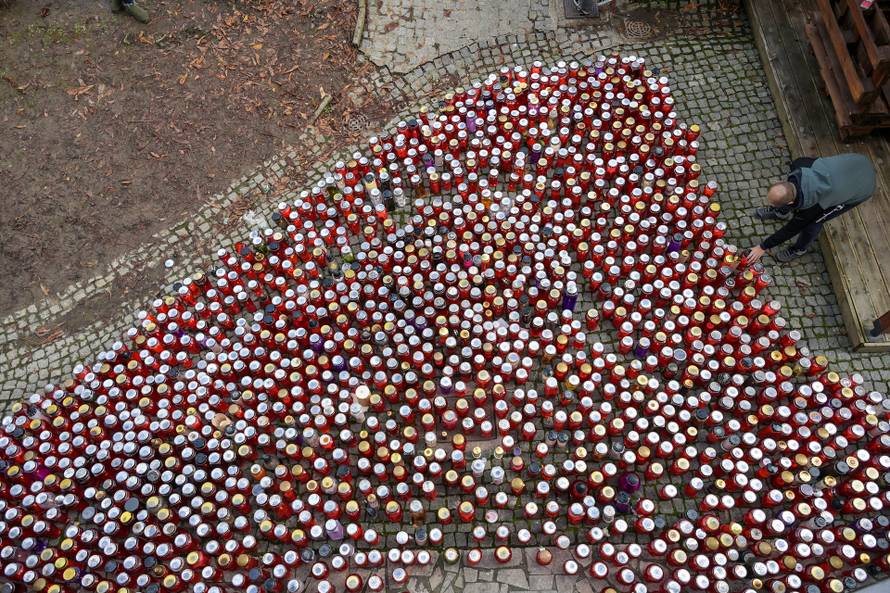 Novo Mesto: Na mjestu ubojstva građani pale lampione i lampaše