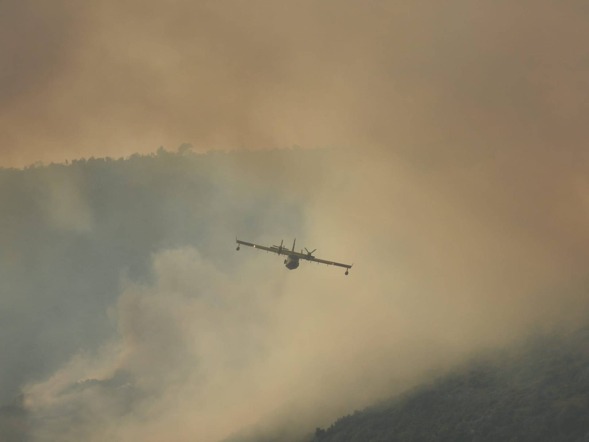 Nevjerojatne fotografije iz srca vatrenog kaosa: 'Nismo spavali, dvorište nam je puno pepela'