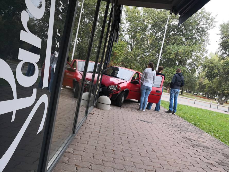 Sudar u Zagrebu: Opel Corsa završila u kafiću na Bundeku