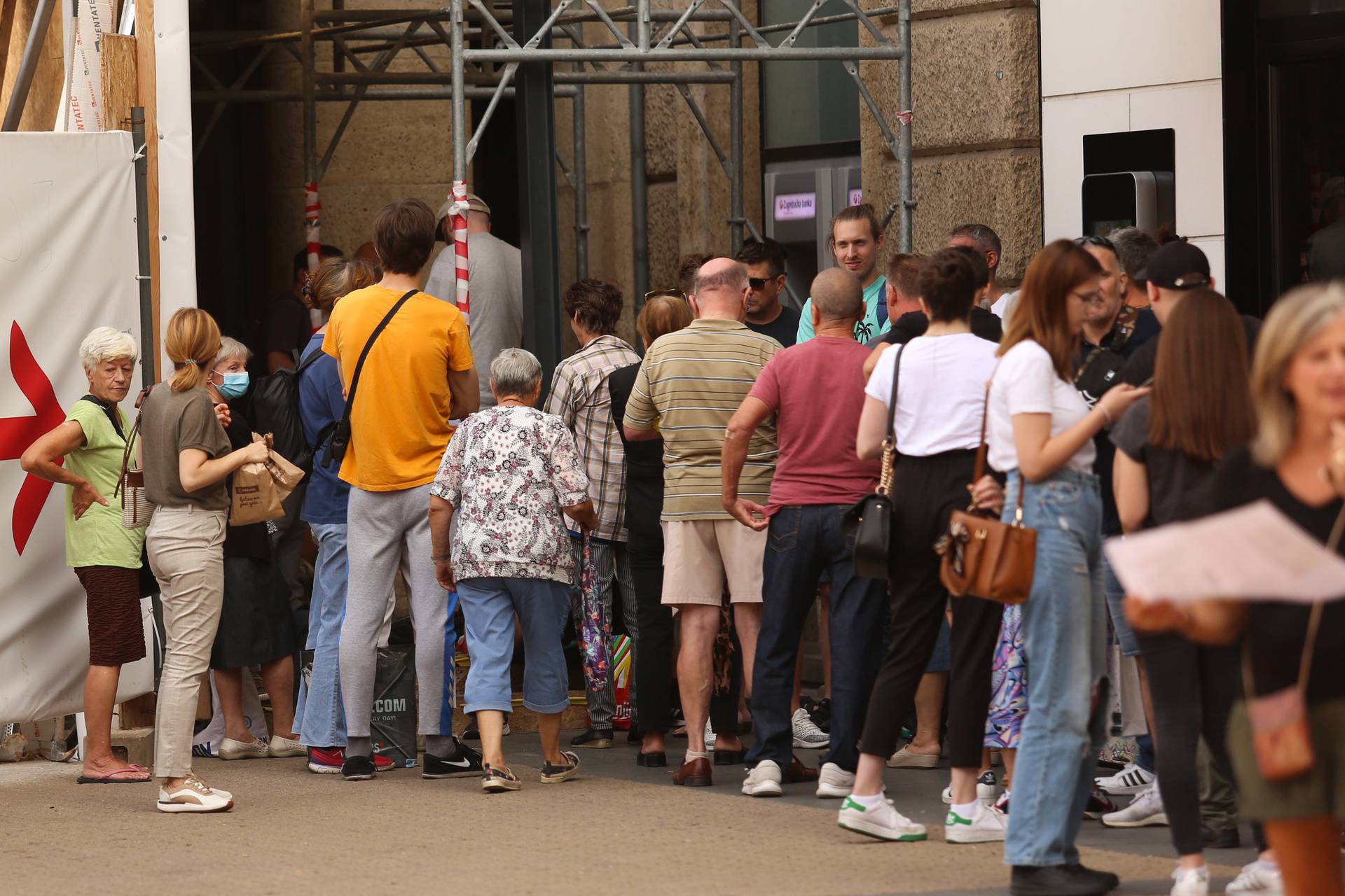 Gužve u centru Zagreba: Građani pohrlili u banku kako bi kupili  kovanicu s motivom Pelješkog mosta