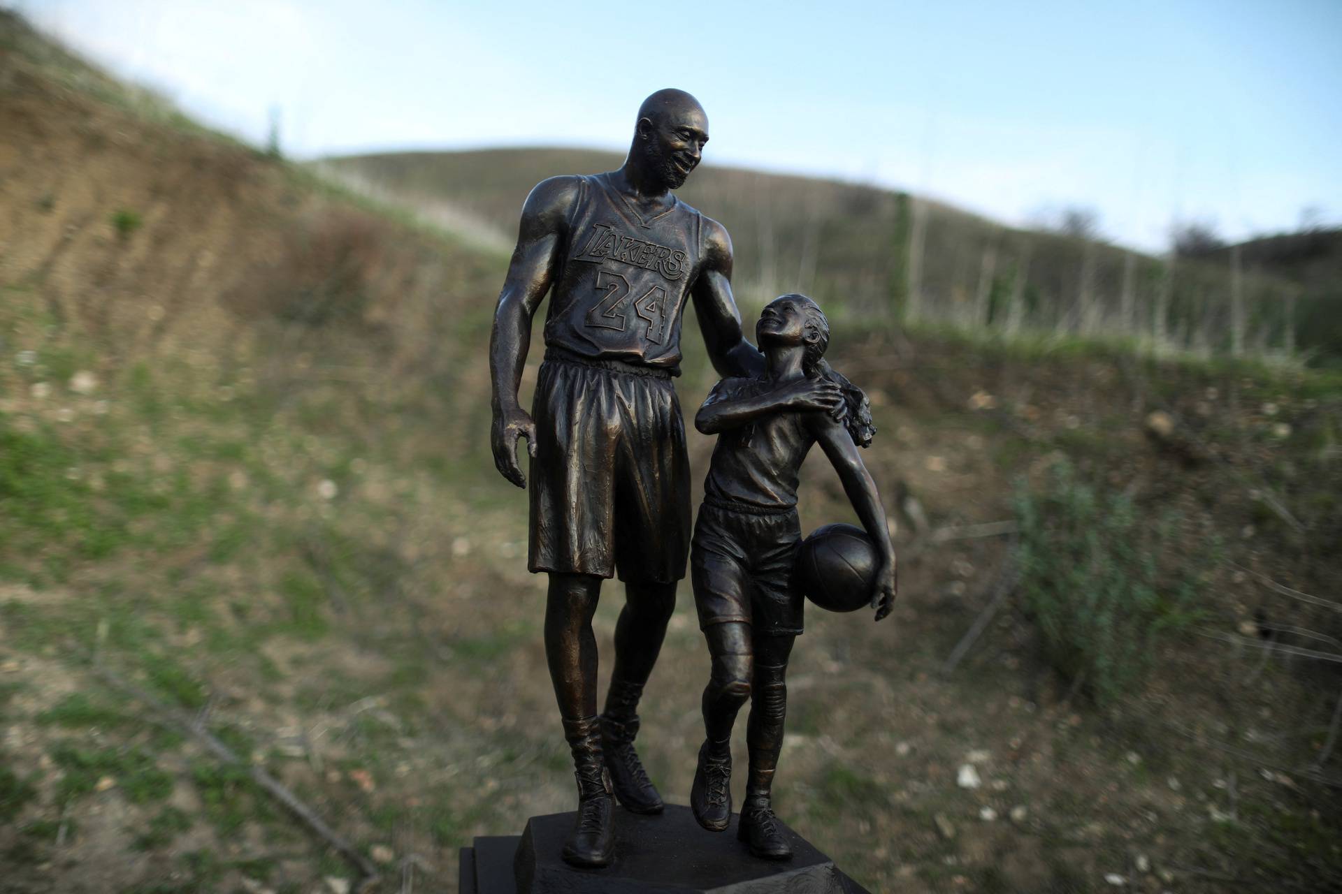 Los Angeles sculptor Dan Medina has honored the anniversary of the deaths of Kobe and Gigi Bryant