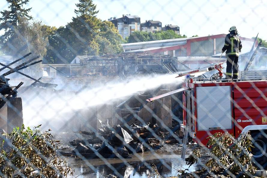 Čakovec: Vatrogasci obavljaju nadzor na izgorjelom skladištu