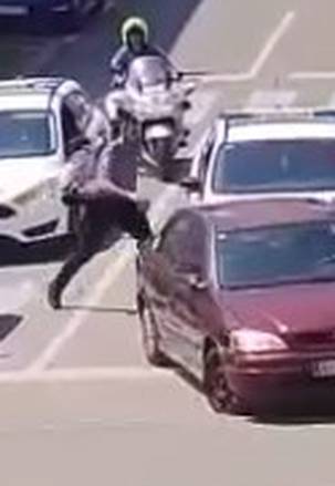 VIDEO POTJERE Vukovarka je oštetila pet auta, ulaz u bolnicu i lakše ozlijedila dva policajca