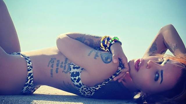 Nina Morić je stigla na Rab i otkrila figuru u bikiniju, fanovi joj komentirali tetovaže i liniju