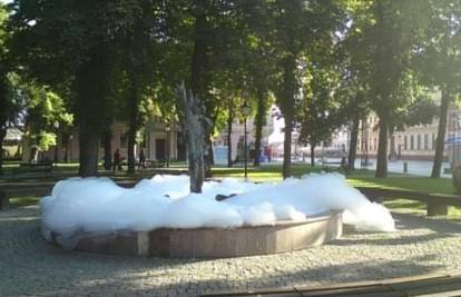 U fontani u Vinkovcima napravili su pjena-party