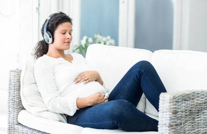 Trudnoća: Čitanje, pjevanje, ali i srdelice  jačaju bebin mozak