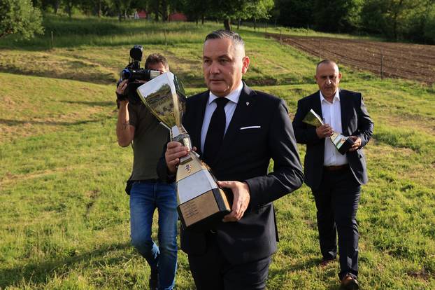 Helikopter s peharom HNS-a krenuo prema pobjednicima u Rijeku