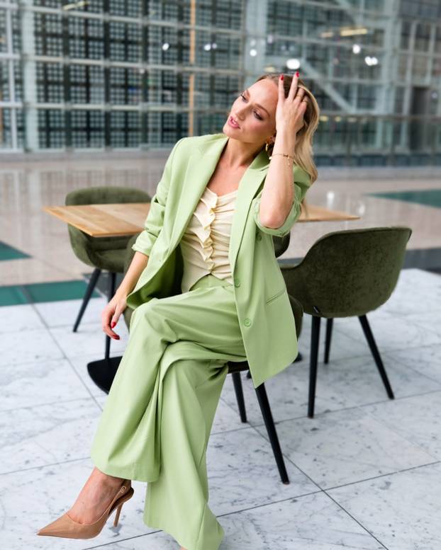 FOTO Napravila gaf uživo koji je obišao Europu. Atraktivna TV voditeljica ljubi Kovačeva šefa