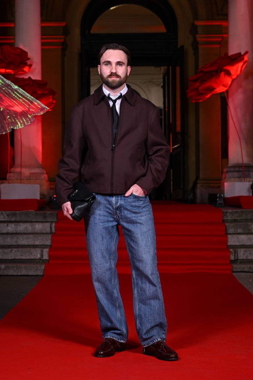 Zagreb: Dolazak uzvanika na dodjelu medijske nagrade "Večernjakova ruža" u Hrvatskom narodnom kazalištu