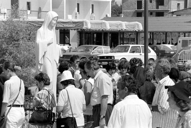 Brojni vjernici na obilježavanju 10. godišnjice ukazanja u Međurgorju, 25.6.1991.