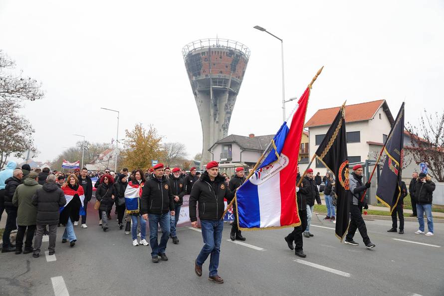 Vukovar: Kolona sjećanja prolazi pored Vodotornja