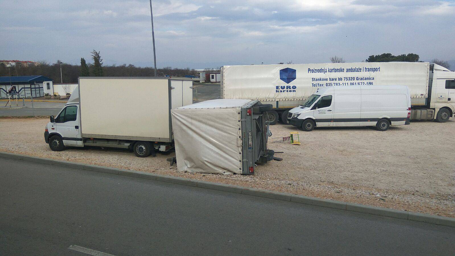 Na A1 sniježi sve do Makarske:  Srušena stabla, zaleđene ceste