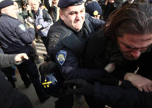 ARHIVA: Zagreb: Na prosvjedu protiv EU policija grubo privela nekolicinu prosvjednika