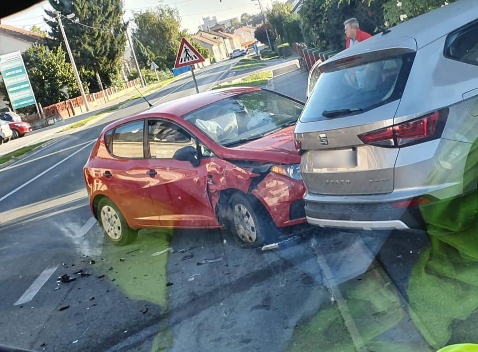 Krš i lom u Bjelovaru: Autom je uletio u trgovinu i porazbijao je