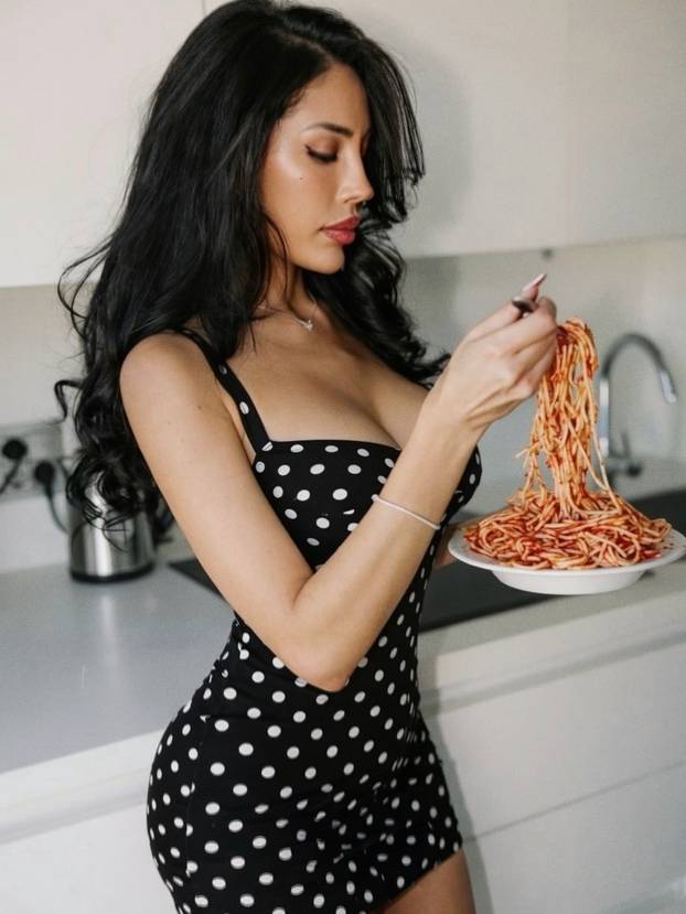FOTO Seksi kuharica koja je zaludjela milijune: Nataly kuha u izazovnim izdanjima