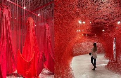 Odijeva cijeli prostor u tekstil: Velike instalacije od crvenih niti