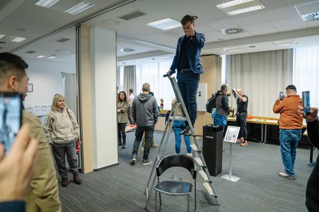 FOTO Bacali ga, udarali i ledili na Kranjskoj Gori: Stigla je nova izdržljiva Honor Magic 8 serija