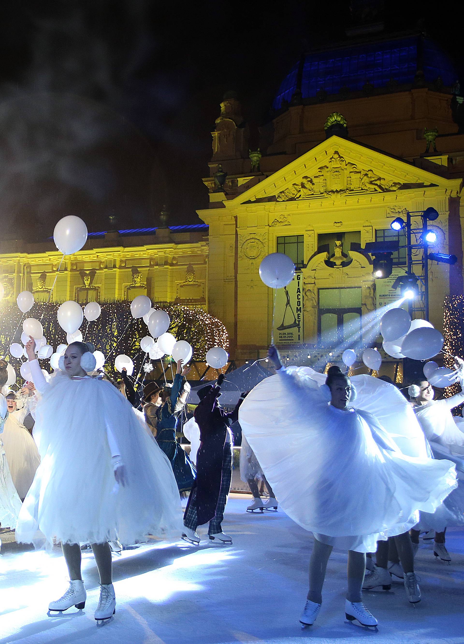 Počeo je Advent u Zagrebu: Na Zrinjevcu upalili tisuće lampica