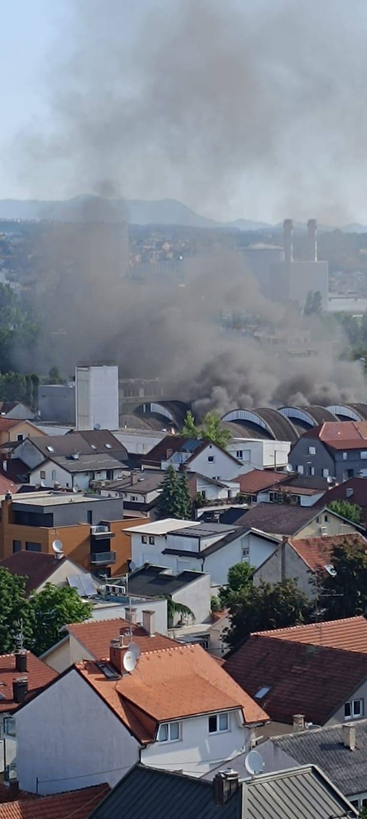 VIDEO Gusti dim u Zagrebu, gori tiskara na Trešnjevci: 'Vidio sam samo dim i vatrogasce'