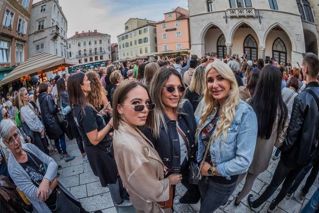Split: Građani se okupili u spomen na Halida Bešlića na gradskoj Pjaci