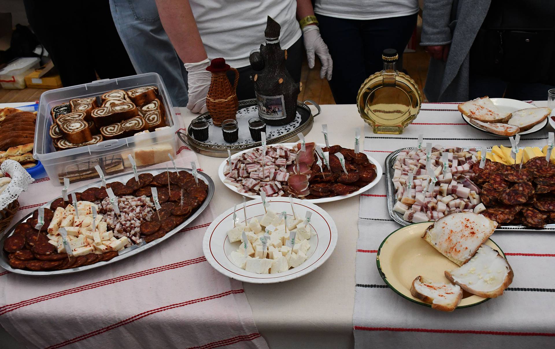 Kod Požege stol dug preko 500 metara sa stotinama kilograma hrane, ispekli i vola od 650 kg