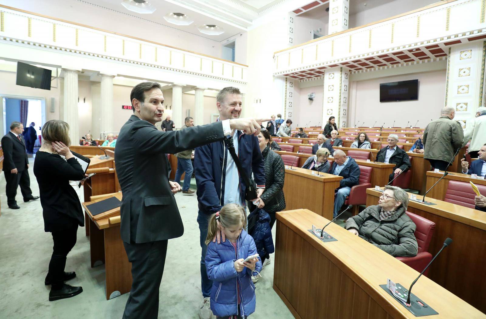 'Kako nam ide, možda bi bilo dobro da djeca sjede u Saboru'