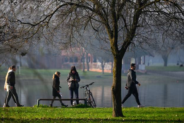 Zagreb: Sunčani božićni dan  na Jarunu