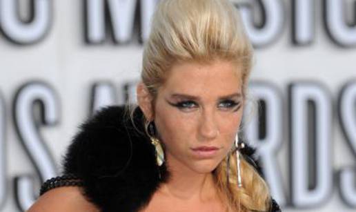 Ke$ha se zbog poremećaja u prehrani sad prijavila u kliniku