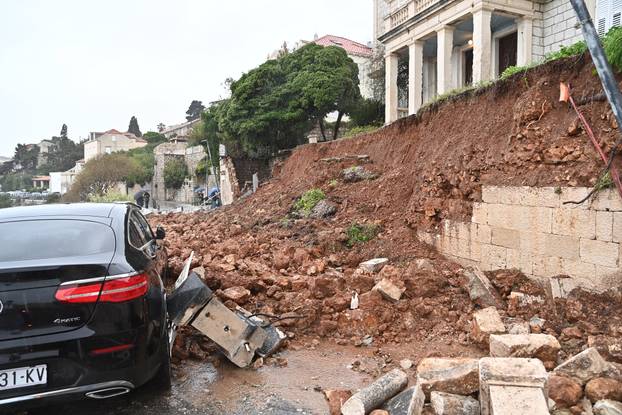 Dubrovnik: Na cestu se odronio zid kuće, automobili zatrpani kamenjem