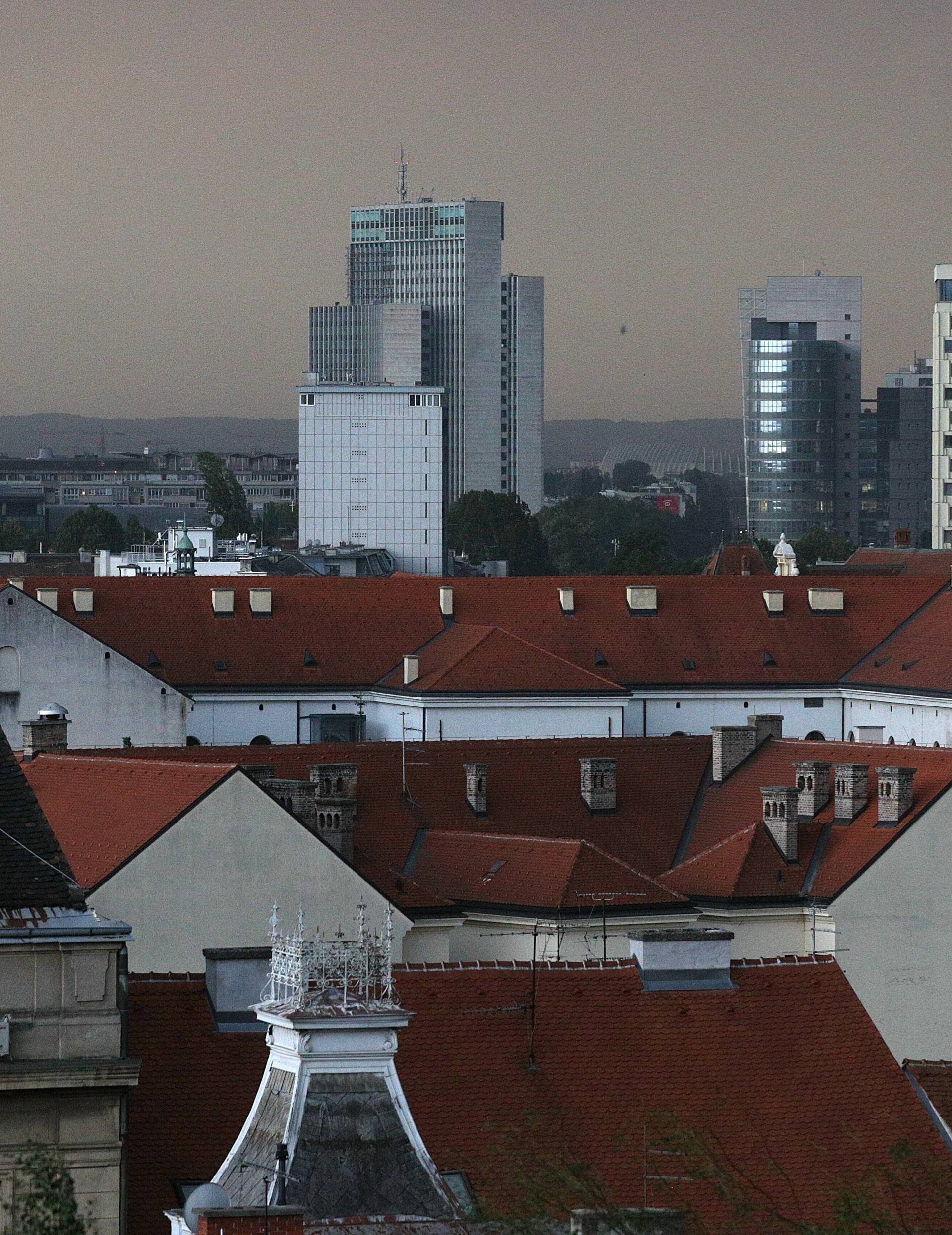 Jak vjetar čupao stabla, valovi u Selcu napola potopili brodicu