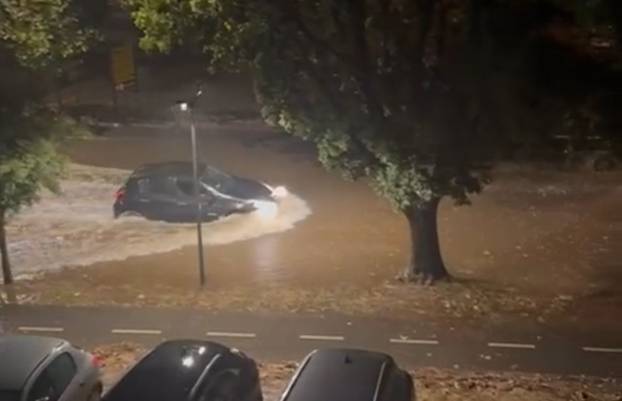 FOTO UŽASA Oluja razorila dio benzinske u Umagu, padao led! Ulice su bile skroz poplavljene