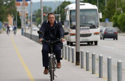 To je sigurnije: Radimir Čačić automobil zamijenio biciklom