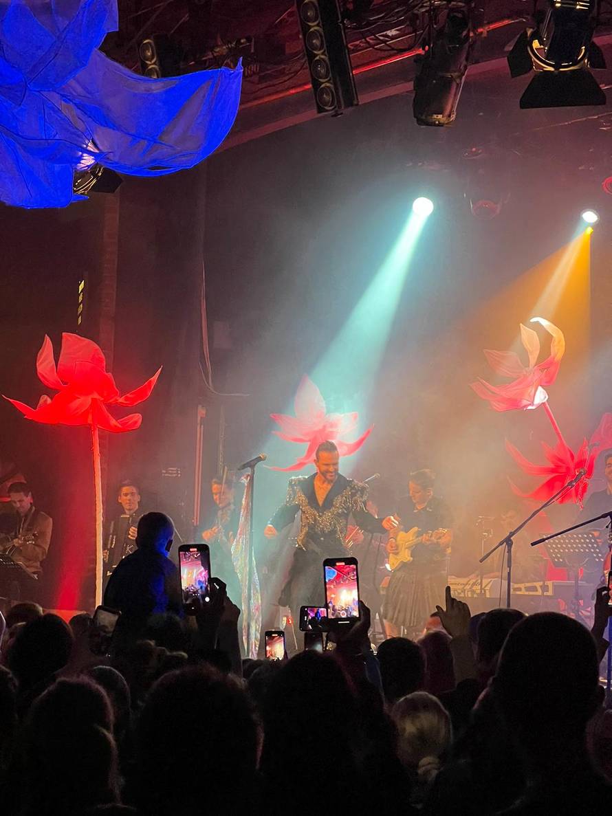 Luka Nižetić zapjevao u Tvornici: 'Dobra večer zaljubljeni narode, 20 godina prođe tako brzo...'